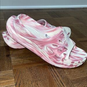 Reebok Stylish Pink and White Tie Dye Women's Recovery Slides Size 9 NWT